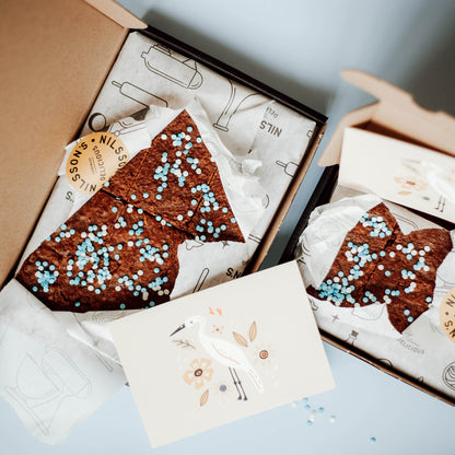 huisgemaakte brownie met blauw-witte confetti