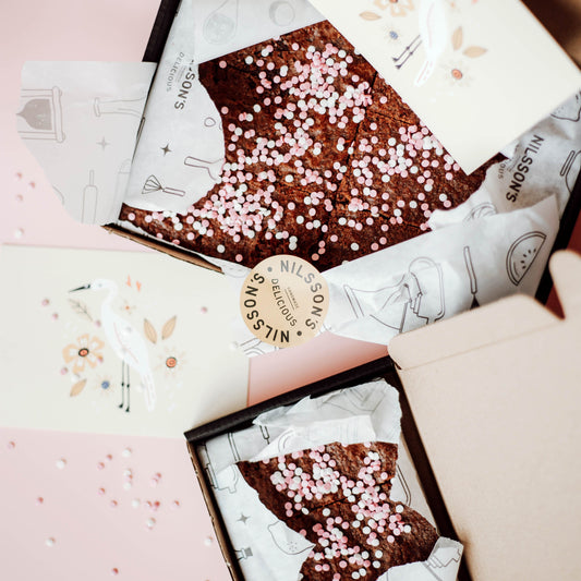 huisgemaakte brownie met roze-witte confetti